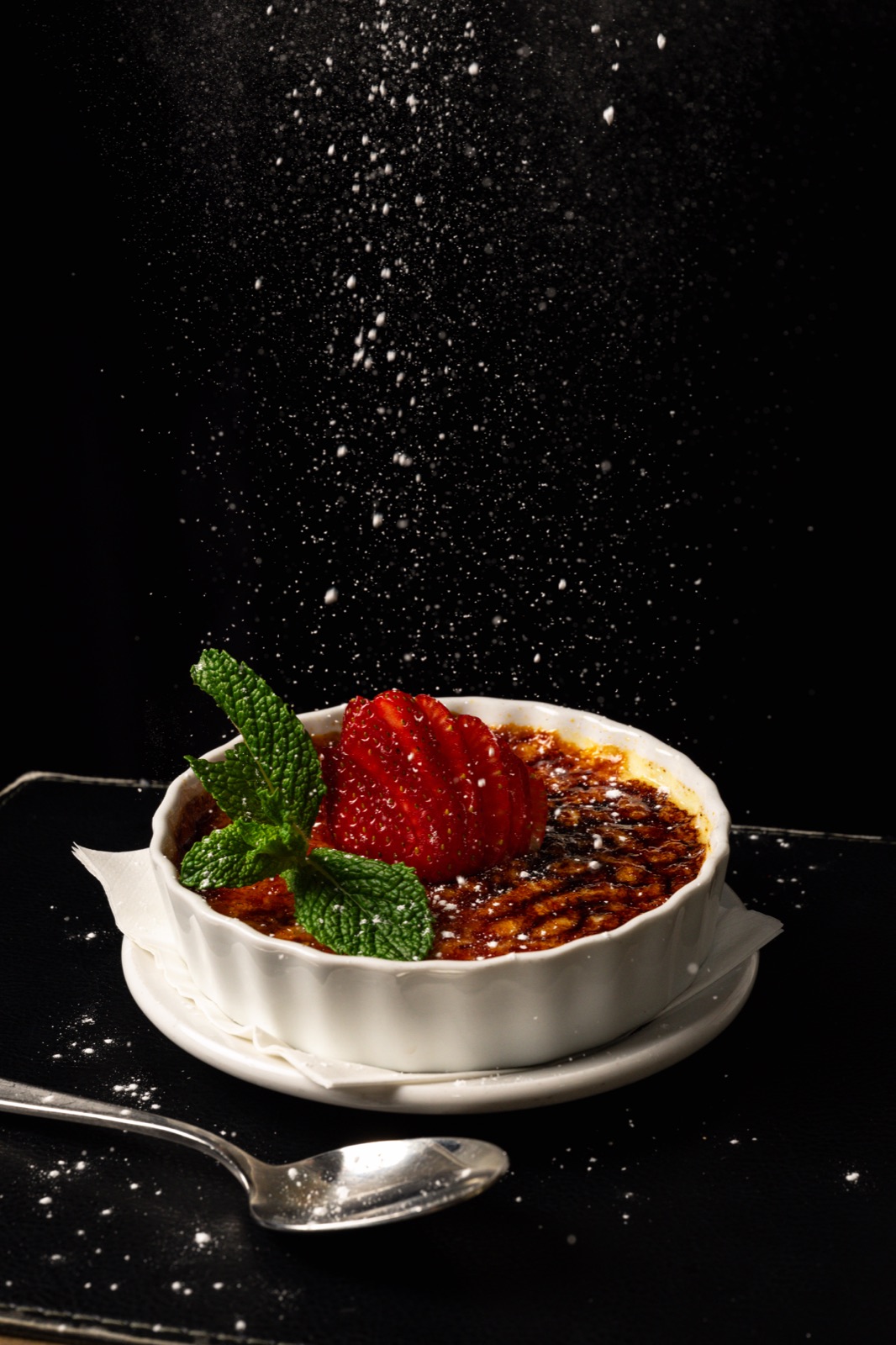 Crème brûlée dusted with icing sugar